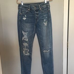 AMERICAN EAGLE LIGHT WASH BOYFRIEND JEANS